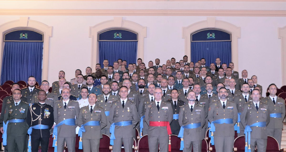 MADOC_ET's tweet photo. Un  total de 86 oficiales del @EjercitoTierra y @GuardiaCivil, además de varios de países amigos, reciben en la Escuela de Guerra y Liderazgo #EGLET su faja azul, tras superar el XXV curso de Estado Mayor de las Fuerzas Armadas.
@CESEDEN_OFICIAL 
➡️https://t.co/RV6LPHhwjs https://t.co/ZSEJdk26vV