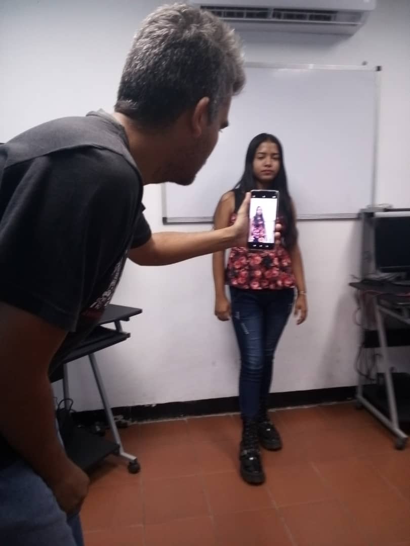 Infocentrolara1's tweet photo. #EnFotos En @infolar11 Coordinación de comunicación junto al equipo de brigada, elaboran  productos para dar a conocer los avances que se realizan desde Infocentros con nuestras niñas de la brigada. https://t.co/f2aFEixUNd