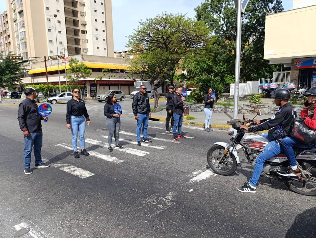 InttContigo's tweet photo. #MovilidadSegura | El #INTT sigue en la Av. principal de La Urbina mcpio Sucre, promoviendo la educación vial, creando conciencia por la vida y por la paz.
#ElTipoEsNico
¡Venezuela sabe lo que quiere! ❤️ https://t.co/YO8n20IwoL