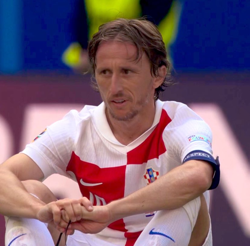 worldModric's tweet photo. الاسطوره بعد نهاية المباراه. 💔 https://t.co/qUksZ4k4vh