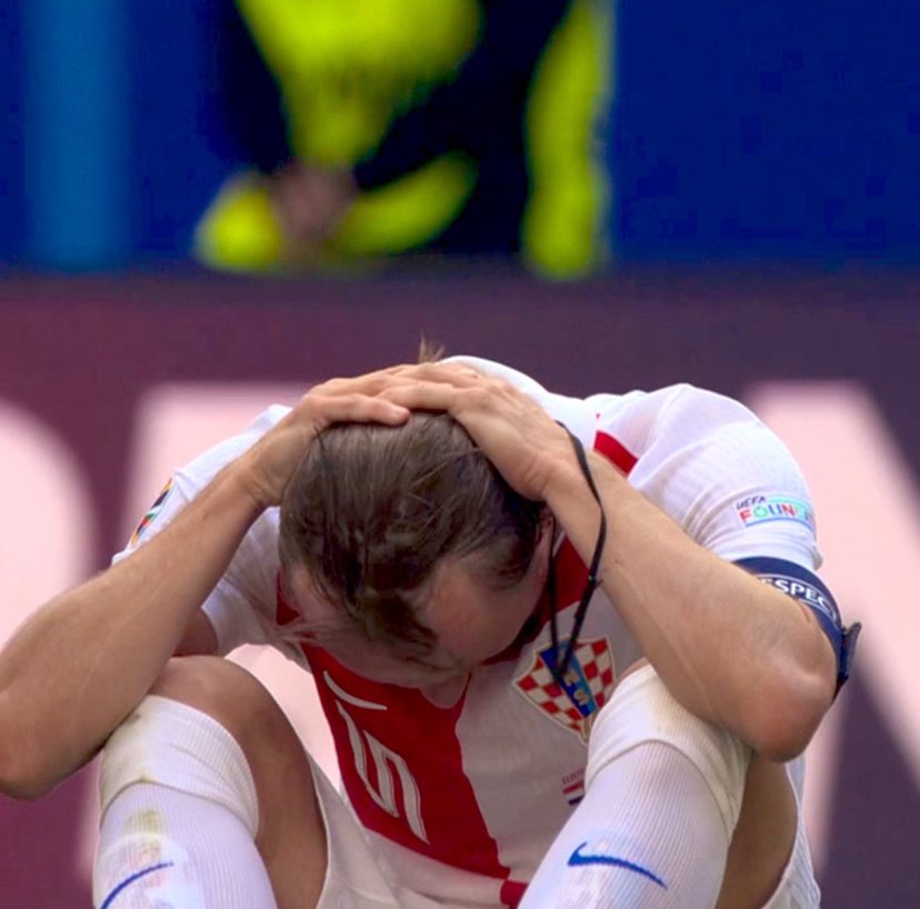 worldModric's tweet photo. الاسطوره بعد نهاية المباراه. 💔 https://t.co/qUksZ4k4vh