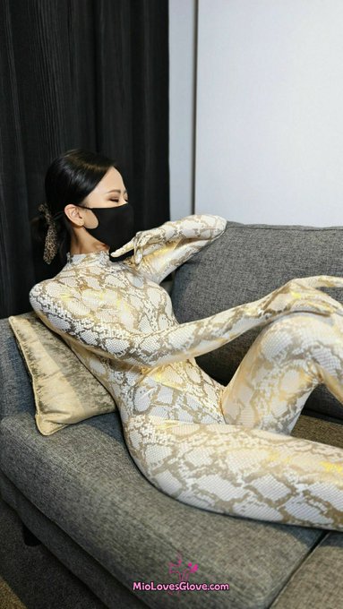 My favorite zentai suit~ the white-golden snakeskin is so  sexy 最喜欢的一套白金蟒紧身衣~特别妖精的感觉 @DMSfetish https://t<a href="/tag/fetish"class="tags"><span>#fetish</span></a><a href="/tag/qipao"class="tags"><span>#qipao</span></a><a href="/tag/satin"class="tags"><span>#satin</span></a><a href="/tag/longgloves"class="tags"><span>#longgloves</span></a><a href="/tag/operagloves"class="tags"><span>#operagloves</span></a>