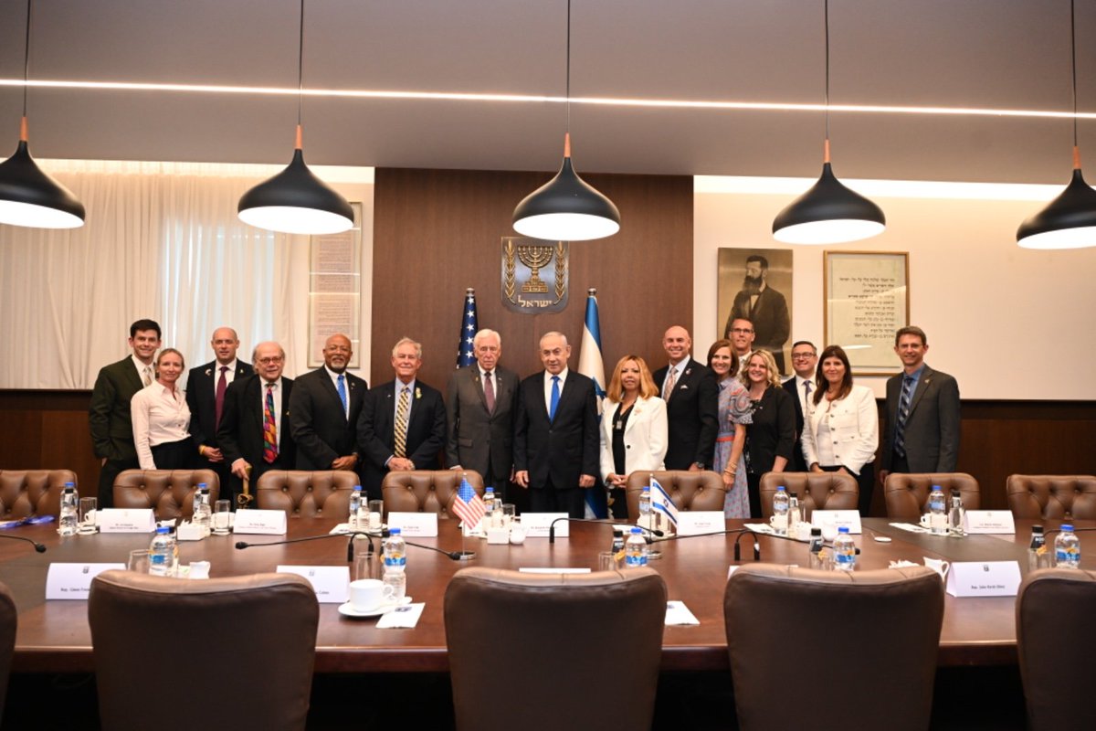 إستقبل رئيس الوزراء نتنياهو اليوم بعثة لأعضاء كونجرس من كلا الحزبين الأمريكيين ترأسها عضو الكونجرس ستيني هوير. 

وأعرب رئيس الوزراء عن تقديره لدعم كلا الحزبين لإسرائيل وقال إنه يأمل بأنه سيتم حل قضية الذخائر قريبا.