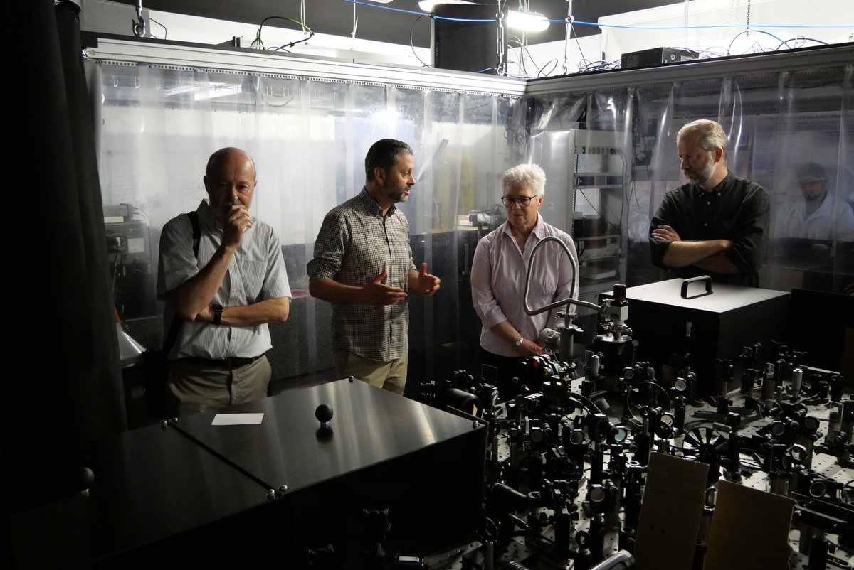 La Prof. Anne L'Huillier, premio Nobel en Física 2023, ha visitado hoy IMDEA Nanociencia.

🏬Nuestro instituto cuenta con una infraestructura de 44 laboratorios donde expertos en Física, Química y Biología realizan experimentos punteros para ampliar la frontera del conocimiento.
