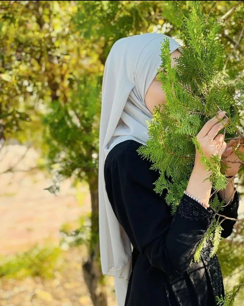 سأخبر الله عن أشياء كثيرة لايعلمها غيره.. 
سأخبره عن وجع قلبي وقلة حيلتي وعن أحلامي التي تتبخر يوماً بعد يوم عن الأشياء التي ظننت أنها ستبقى للأبد ورحلت عن لحظات الوحدة والشعور بقسوة العالم عن لحظات الضعف والأرق عن غصة الحلق التي أشعر بها وعن الوحدة والخواء الداخلي🥀💔