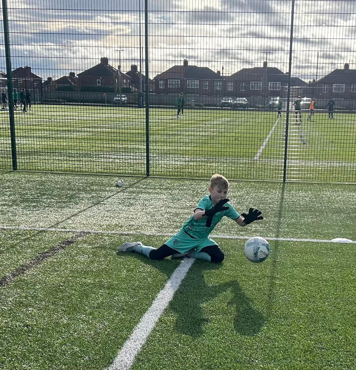 Our Summer holiday Gk courses are now available to book. 

🗓️ Week 1, 3 &amp; 5
⏰4 day courses 10am - 3pm
🧤Improve your technique 
🥅 Shot Stopping 
😃 Have lots of fun
🤝 Meet new friends

Book ➡️ onegloveacademy.com

#trainplaywearone <a href="/TheOneGloveCo/">The One Glove Co</a>