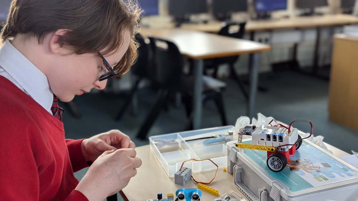 TPS_Computing's tweet image. TPS Code Club continues into the summer months! Year 7 and 9 students are applying their theoretical knowledge to physical computing projects and having a blast at the same time! #YourPrioryJourney