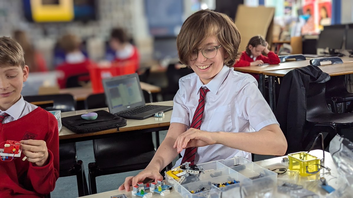 TPS_Computing's tweet image. TPS Code Club continues into the summer months! Year 7 and 9 students are applying their theoretical knowledge to physical computing projects and having a blast at the same time! #YourPrioryJourney
