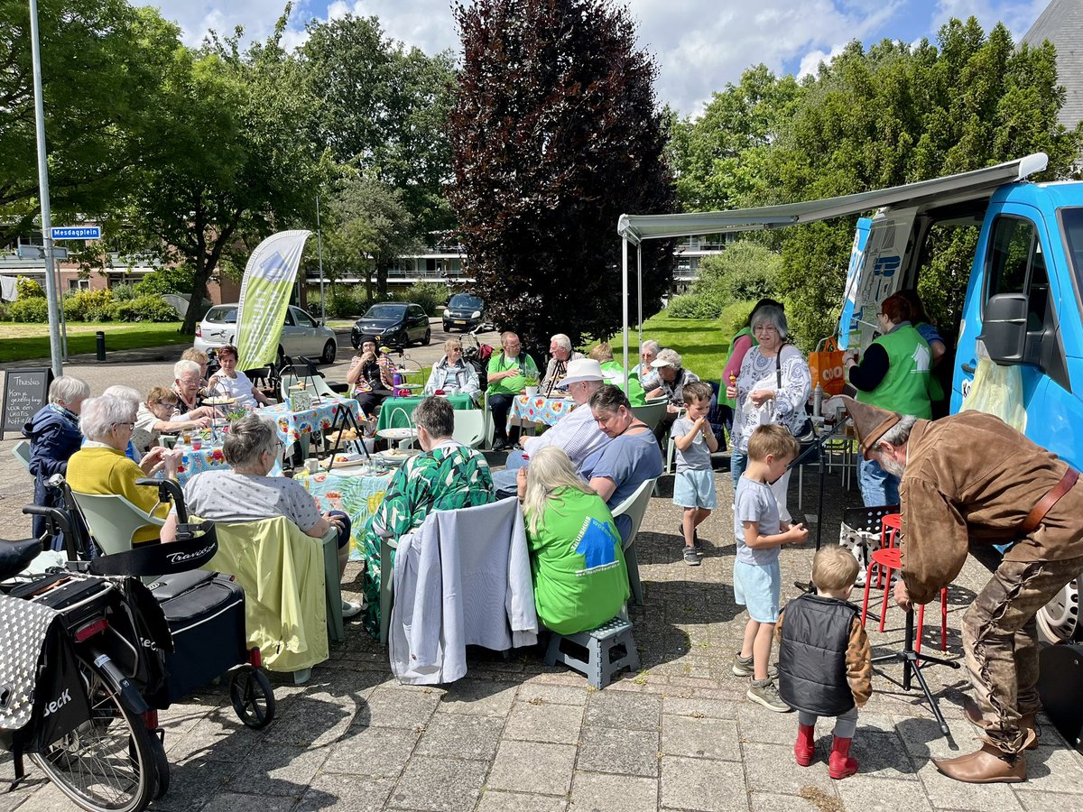 Wat een super opkomst bij de High Tea in de Hobbemastraat! Het was erg gezellig met elkaar 🥳 Veel nieuwe gezichten en lekkere hapjes 👍🏼in de zon ☀️😃 Maandag 24 juni is de High tea bij Park Oudeland en Dinsdag 2 juli in de Boekentuin Snel en Polanen 14:30-16:30 uur. Tot dan 🙋🏻‍♀️💙