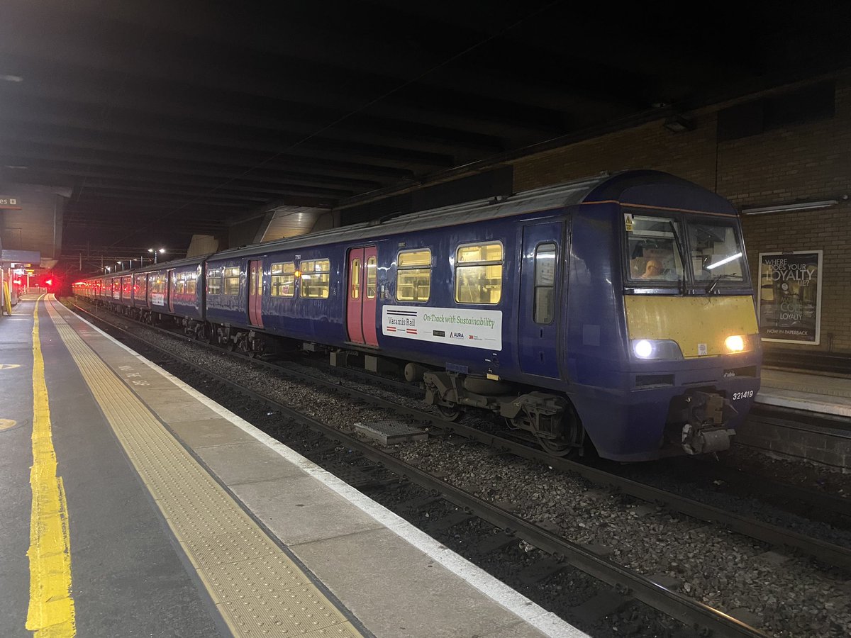 maisie_40013's tweet image. 321419 &amp;amp; 321*** standing at Birmingham International
18/06/2024
#class321 #varamisrail #birmingham