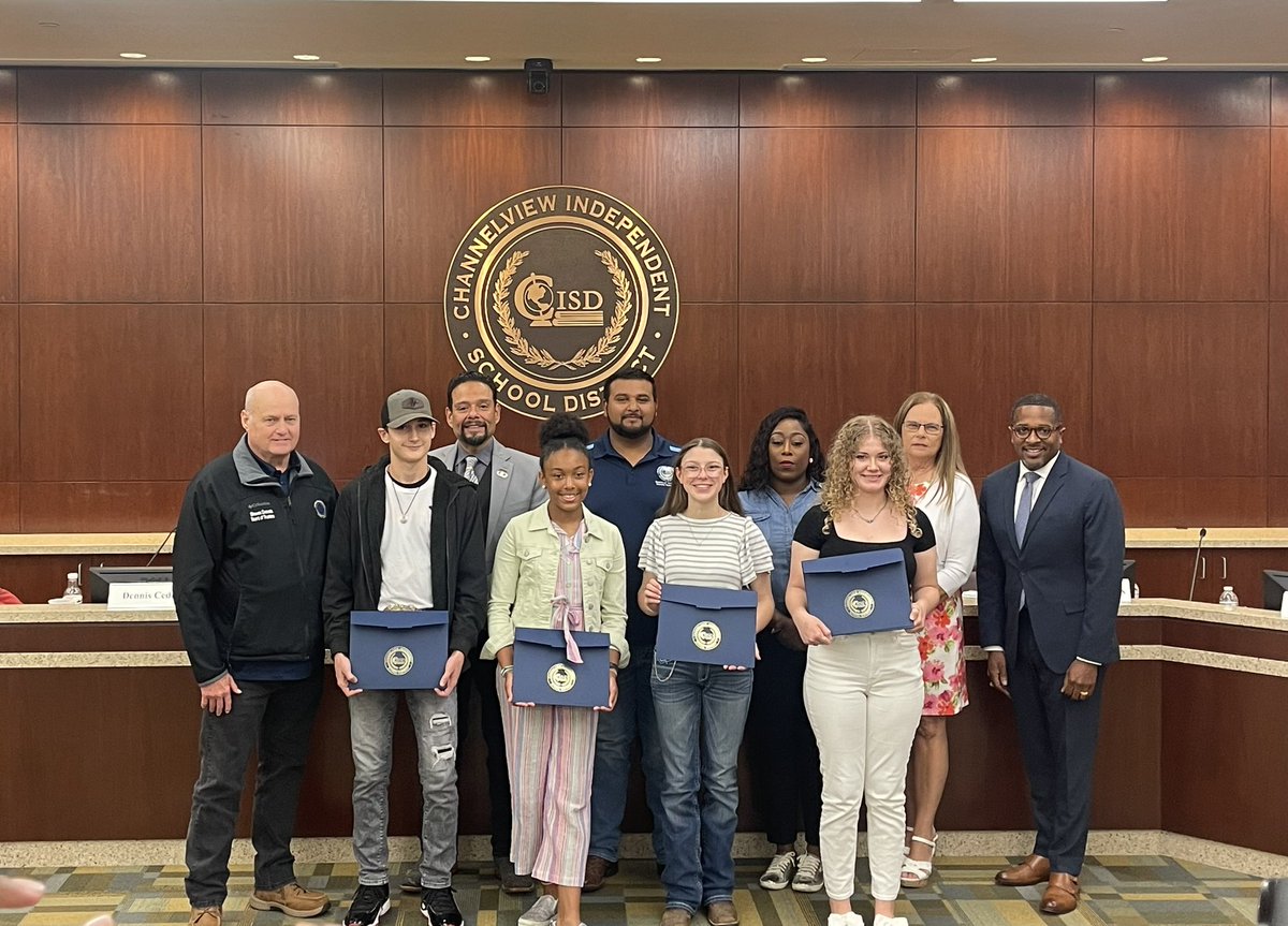 A special congratulations to 7th grade FFA scholar Jayel Patterson for being recognized for her Grand and Reserves Champion projects at last night’s board meeting. Great job Jayel! 👏👏👏