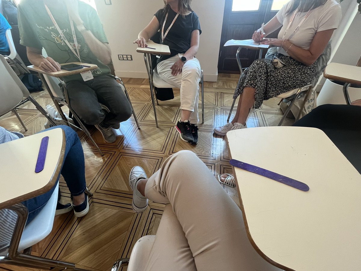 AnaAlvarez_8's tweet photo. Trabajando en grupo #PremiosZinkers https://t.co/gNXE597Uoi