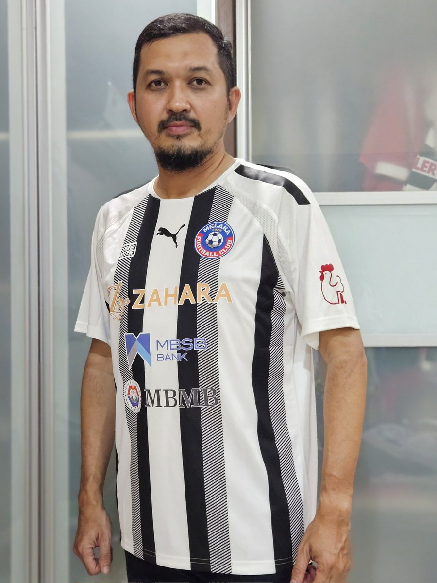 wanfakhrul23's tweet image. Misi Kumpul Jersi Liga A1 Semi-Pro MBSB Bank Championship 2024/25

👕 Melaka FC (Away) 2024/25 🤍🖤

Jenama: Puma
Saiz: L
Harga: RM149

▶️ Beli di Active Sports Centre, Seksyen 9, Shah Alam

#MelakaFC #DijunjungSepenuhJiwa
#LigaA1SemiPro #MBSBBank202425