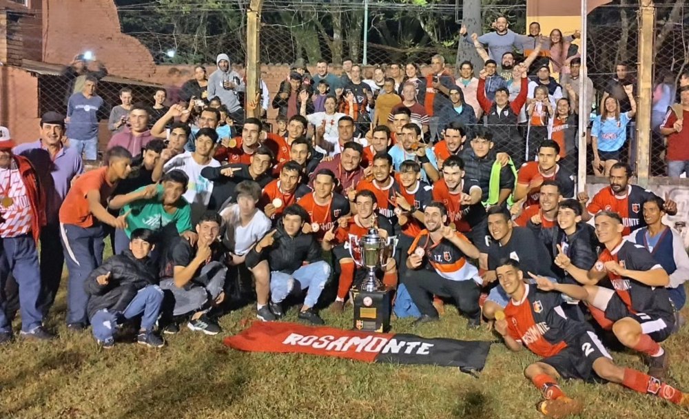 primeraedicionw's tweet photo. #Misiones
Rosamonte gritó campeón en la Copa de la Liga Apostoleña. La fiesta se desató anoche  tras la goleada del rojinegro ante Sol de Mayo de Colonia Liebig por 6 a 0.
https://t.co/MArOZsHgSF https://t.co/0KDTesEQHO