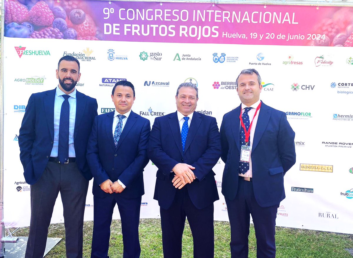 SGR_Garantia's tweet photo. @SGR_Garantia ha asistido a la apertura del IX Congreso Internacional de Frutos Rojos de Huelva. Con este sector, Antonio Vega, Director General, Antonio Higueros, Director de Andalucía Occidental, Manuel Suárez y Jesús Blandón de nuestra oficina onubense. https://t.co/Jyyw49ElY9 https://t.co/OXoSrNQi64