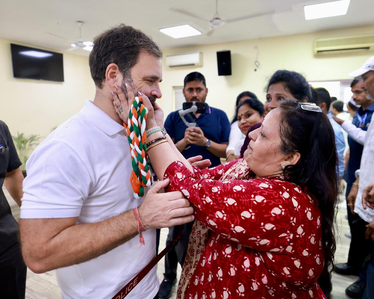 Vijayyadav_992's tweet photo. Celebrating Rahul Gandhi ji birthday at AICC HQ with Congress family. #HappyBirthdayRahulGandhi https://t.co/JCd5riqnkd