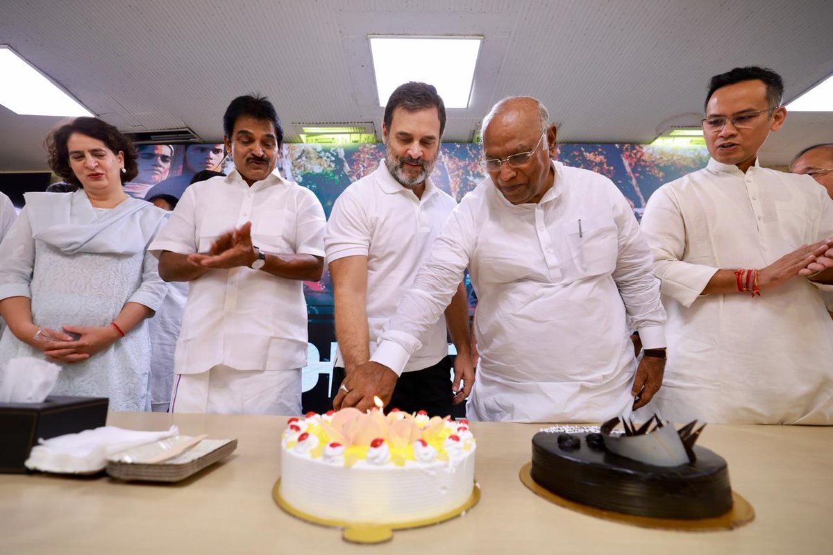 Vijayyadav_992's tweet photo. Celebrating Rahul Gandhi ji birthday at AICC HQ with Congress family. #HappyBirthdayRahulGandhi https://t.co/JCd5riqnkd