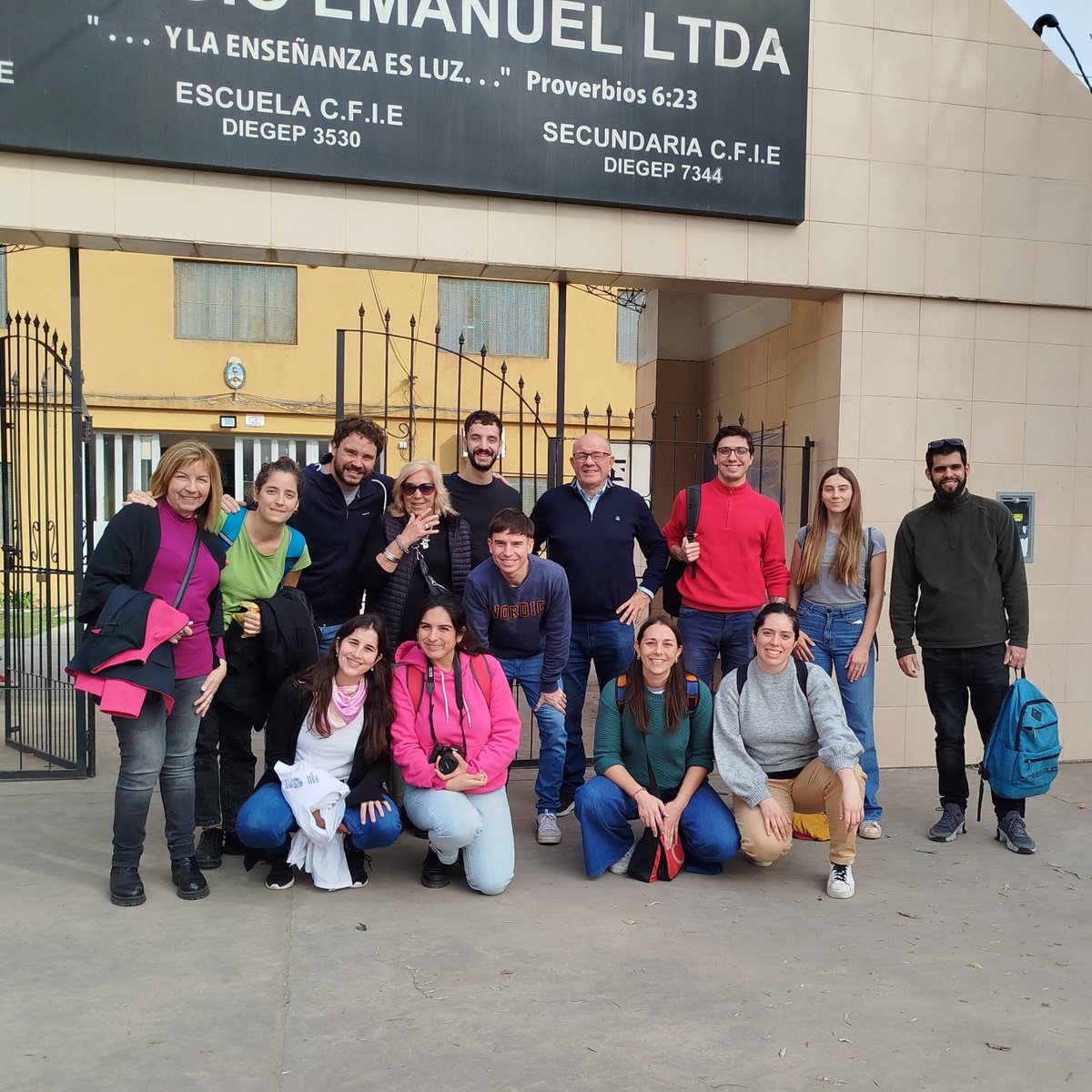 cepave_conicet's tweet image. Distintos grupos del CEPAVE visitaron la semana pasada el Colegio Emanuel, ubicado en Lisandro Olmos, donde llevaron sus propuestas para mostrar su material de estudio y abordar cada una de las problemáticas particulares, como el dengue o los piojos. ¡Gracias por recibirnos!