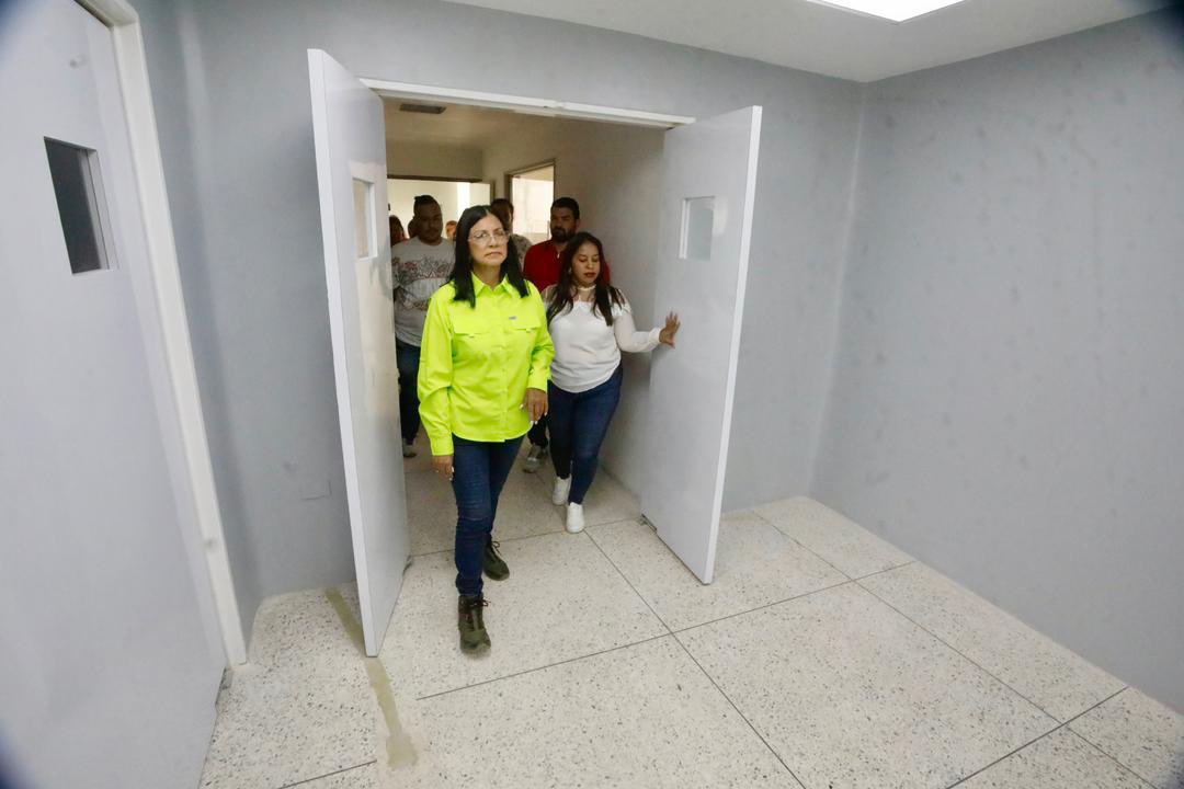 Soykarinacarpio's tweet photo. ¡Aragua Reverdece Más! 

Estamos viendo los avances de la rehabilitación del pronto Centro Quirúrgico del estado Aragua, en el municipio José Ángel Lamas, 03 quirófanos con tecnología de última generación, gracias a los recursos aprobados por nuestro Presidente @NicolasMaduro https://t.co/3530ersGTi