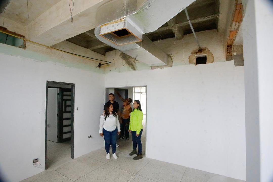 Soykarinacarpio's tweet photo. ¡Aragua Reverdece Más! 

Estamos viendo los avances de la rehabilitación del pronto Centro Quirúrgico del estado Aragua, en el municipio José Ángel Lamas, 03 quirófanos con tecnología de última generación, gracias a los recursos aprobados por nuestro Presidente @NicolasMaduro https://t.co/3530ersGTi