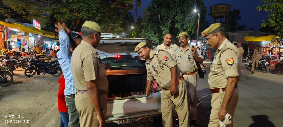 bastipolice's tweet photo. #BastiPolice थाना हरैया पुलिस बल थाना क्षेत्रान्तर्गत शान्ति/कानून व्यवस्था बनाए रखने के दृष्टिगत प्रमुख चौराहों, बाजार, भीड़-भाड़ वाले आदि स्थानों पर पैदल गश्त कर आमजन से संवाद स्थापित कर उनमें सुरक्षा/शांति/सुदृढ़ क़ानून व्यवस्था का एहसास कराया गया | https://t.co/tJXtLPZVlL