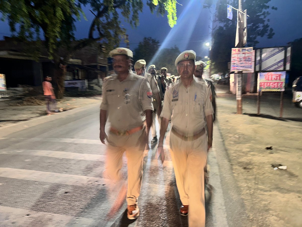 bastipolice's tweet photo. #BastiPolice थाना हरैया पुलिस बल थाना क्षेत्रान्तर्गत शान्ति/कानून व्यवस्था बनाए रखने के दृष्टिगत प्रमुख चौराहों, बाजार, भीड़-भाड़ वाले आदि स्थानों पर पैदल गश्त कर आमजन से संवाद स्थापित कर उनमें सुरक्षा/शांति/सुदृढ़ क़ानून व्यवस्था का एहसास कराया गया | https://t.co/tJXtLPZVlL
