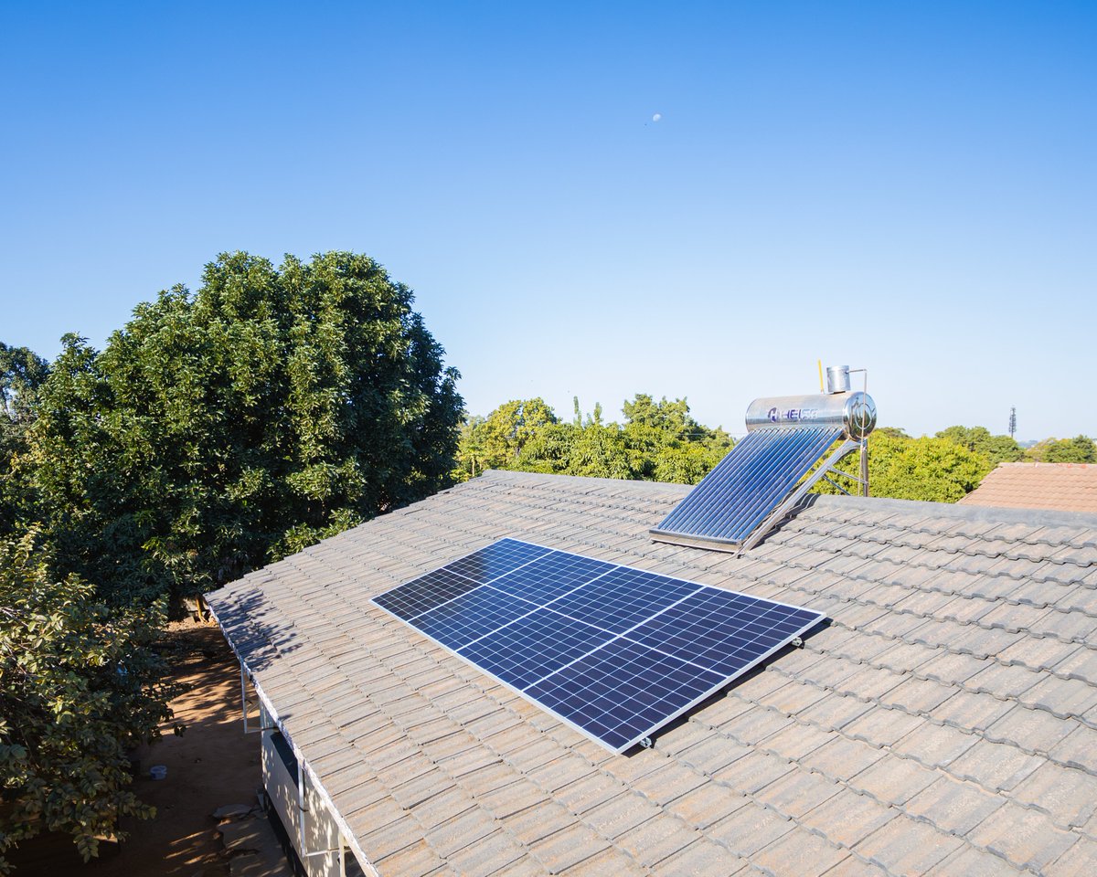 UmliloEnergy's tweet photo. PowerHub 3300 Solar Inverter and Battery
https://t.co/Euo5DKMv29

This winter, a loving daughter ensured her mom in Southerton, Zimbabwe stays warm and connected with 4 x 450W solar panels, 1 x 3kVA inverter, and 1 x 2.56kWh battery. Umlilo Energy brings power. Be The Spark! https://t.co/STL3n1Nfi3