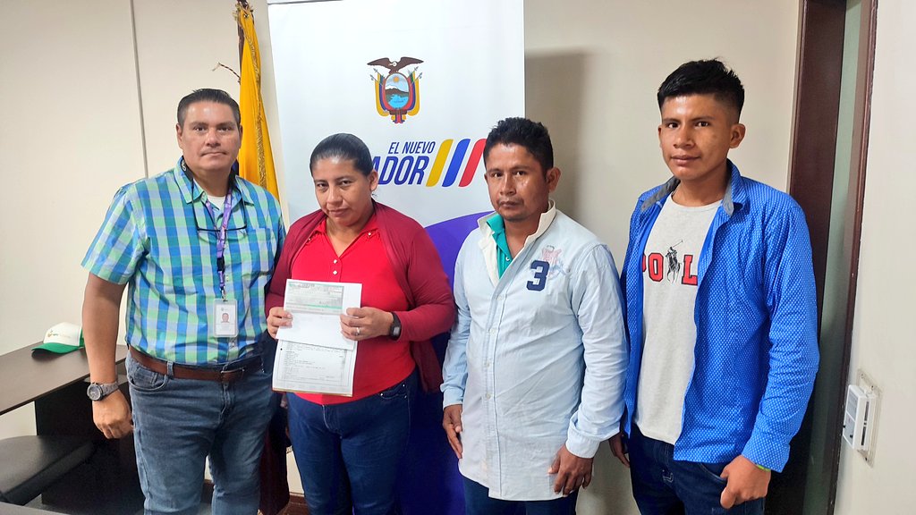 #Manabí | Pequeños productores de maíz 🌽 amarillo duro de la parroquia Alejo Lascano del cantón #Paján, recibieron cheques de indemnización a través del proyecto CampoSeguro, debido a que sus cultivos fueron afectados por factores climáticos adversos.
#ElNuevoEcuadorResuelve 🇪🇨