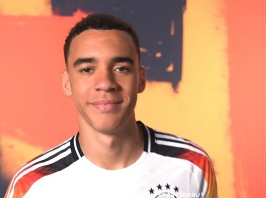 IgSchiri's tweet image. Ein wunderschönes Portrait über Jamal #Musiala in der #Sportschau. Ein sympathischer Sunnyboy. Mach es nochmal Jamal.❤🇩🇪 #GERUKR