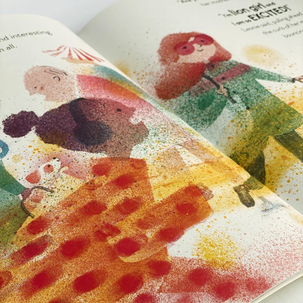 bookgiftblogger's tweet photo. An imaginative read supported by illustrations full of movement. #littleliongirl by #oliviahope &amp; @FionaWoodcock follows a Mum &amp; daughter on a trip to the city. Mum tells her to stay close but there’s so much to take in. Surely nothing can scare this brave little lion girl? https://t.co/bauRuwFTMi