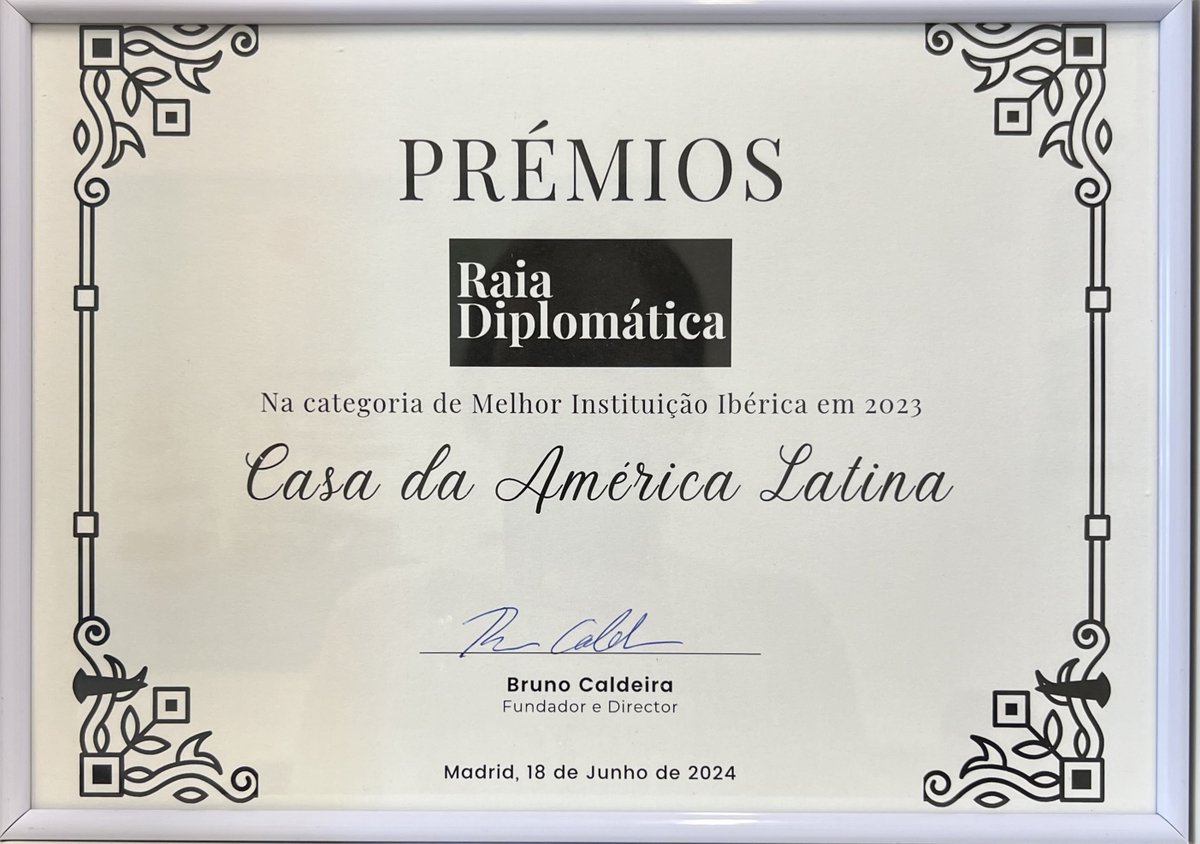 A Casa da América Latina foi distinguida com o Prémio Melhor Instituição Ibérica 2023 pela revista Raia Diplomática. 
A Secretária-Geral da Casa da América Latina, Manuela Júdice,  recebeu a distinção, numa cerimónia que decorreu esta terça-feira na Casa de Galícia de Madrid.