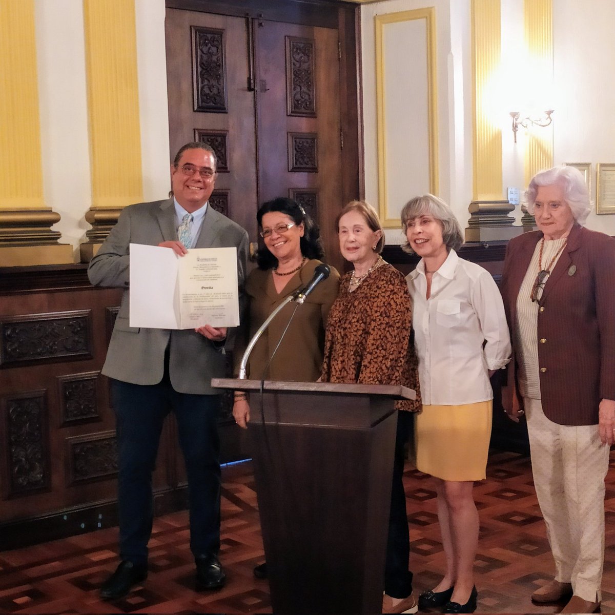 Jon Paul Rodríguez, presidente de <a href="/provita_ong/">Provita</a> , recibe el Premio Luis y Juli Carbonell de parte de la Acfiman y la familia Carbonell Salas, en reconocimiento a los aportes de la asociación civil a la conservación del ambiente en Venezuela.