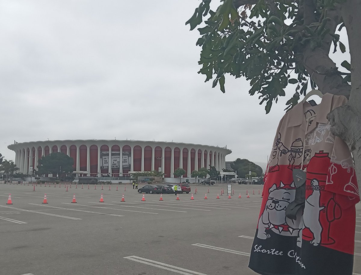 EbonyPrince2k24's tweet photo. Yoooooo,

It's really muthafuckas outside The Forum waiting at 8am in the morning??? https://t.co/dLIn8pPvmN