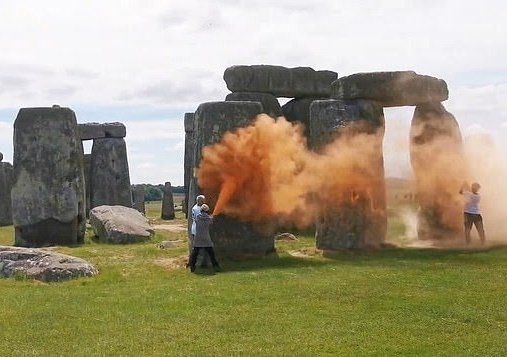 _madi_faith's tweet photo. ; *camera slowly zooms in, as Neil Buchanan jumps out from behind one of the stones, powder paint in one hand and PVA glue in the other, and shouts...
"THIS. IS. ART. ATTACK!"
#Stonehenge #BigArtAttack #JustStopOil https://t.co/PfafNQWfCA