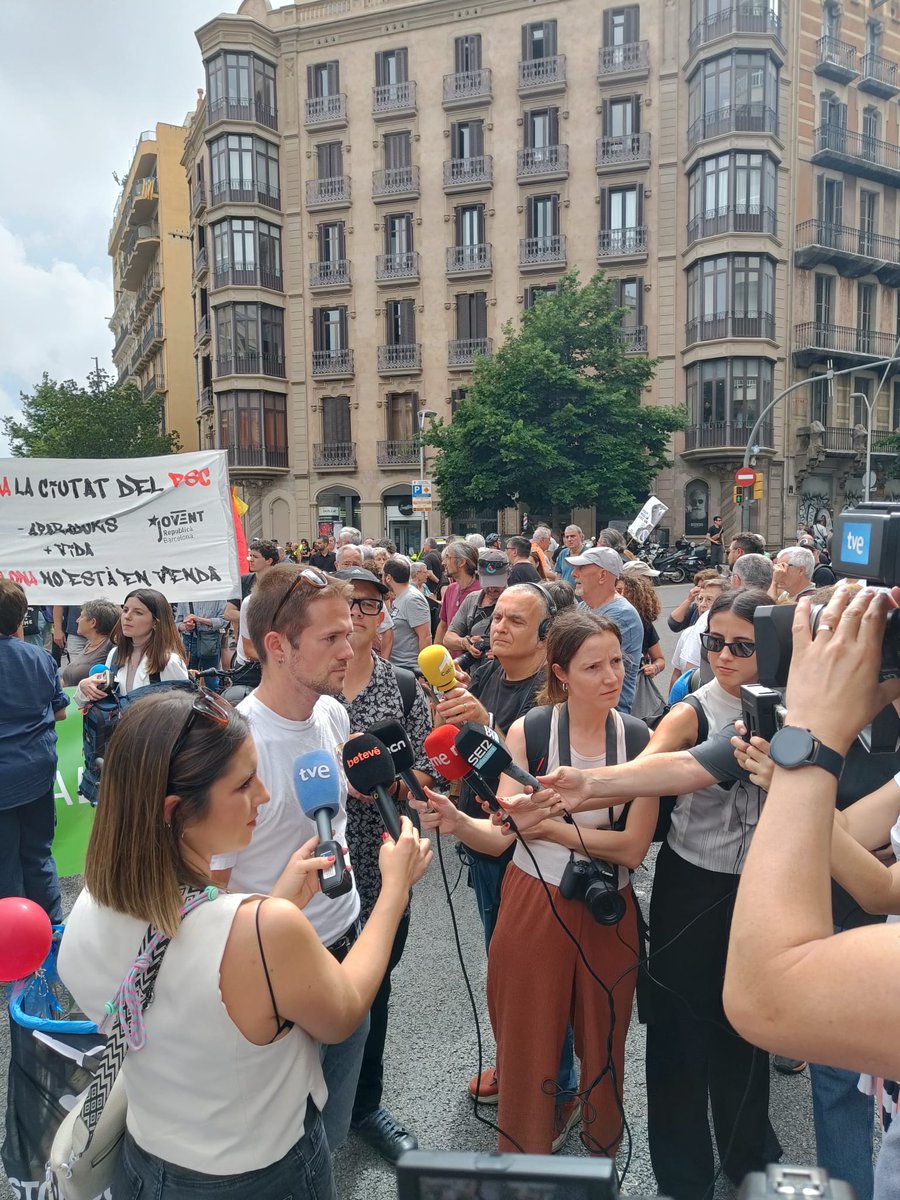 carlesbenito's tweet photo. Avui, més que mai, cal recuperar els carrers. ForaFormulaFum Barcelona no està en venda! #foraformulafum @ALopezLorente @9bcomu @bcnencomu @carolainrc https://t.co/avmTLRkhHf