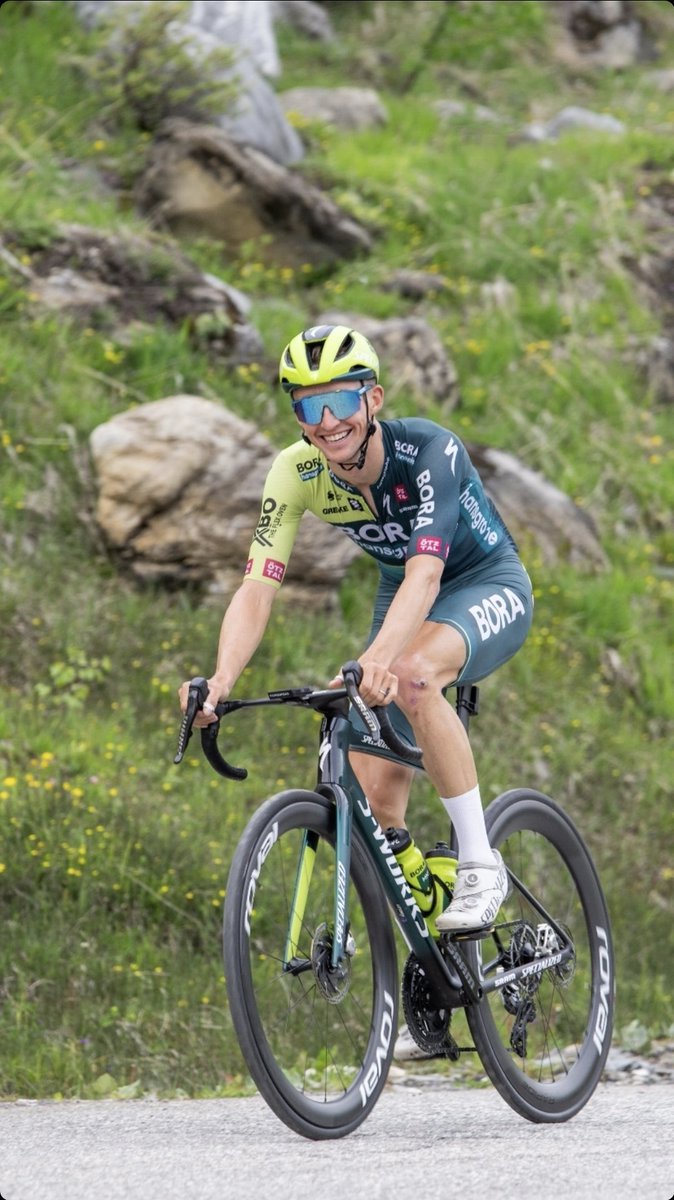 SpoelJo's tweet photo. Bora Boys 🔥💚🤩
📸 Augustin Authamayou
#bobjungels #matteosobrero #primozroglic #jaihindley #rogla #TDF https://t.co/FvkaGzUCJ7