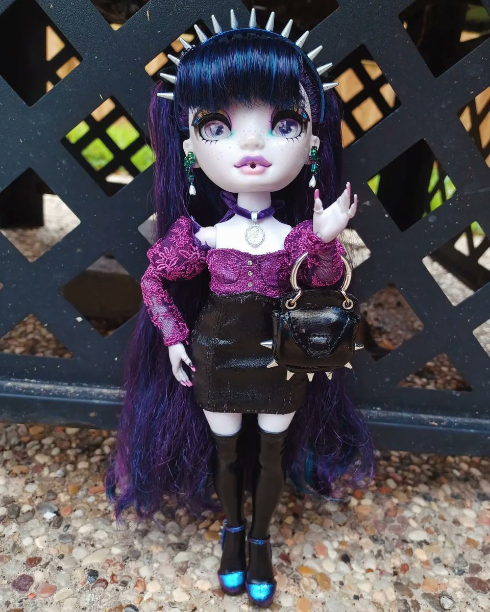 VeronicaStorm98's tweet photo. The Perfect Goth Angel descends from the Heavens!π€π
#rainbowhigh #shadowhigh #mga #dolls #dollphotography #stormtwins #veronicastorm #lavenderlynn #ritdye #painting #dollclothes #dollclothing #customdollclothes #customdollclothing #shadowhighdoll #shadowhighdolls https://t.co/nIL8fzLoAQ