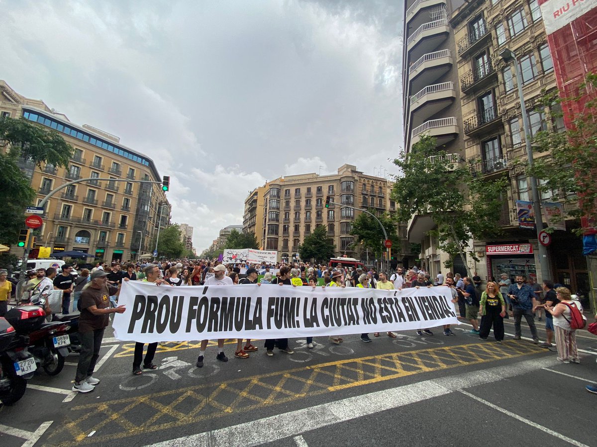 Protesta de més de 200 entitats contra l'exhibició d'F1 a Barcelona: "Prou Fórmula fum" ccma.cat/324/protesta-d…