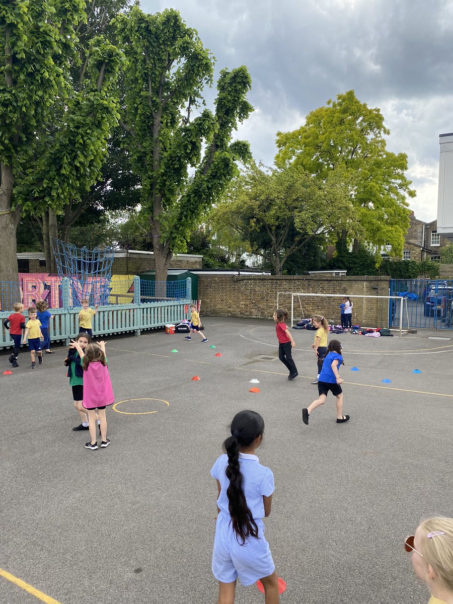 EllisMM5's tweet photo. Warm up fun at @AshmolePrimary! The children loved moving around in different ways whilst trying to not get tagged!!! 🏃‍♂️🔥!!! https://t.co/28tkoyAGKW