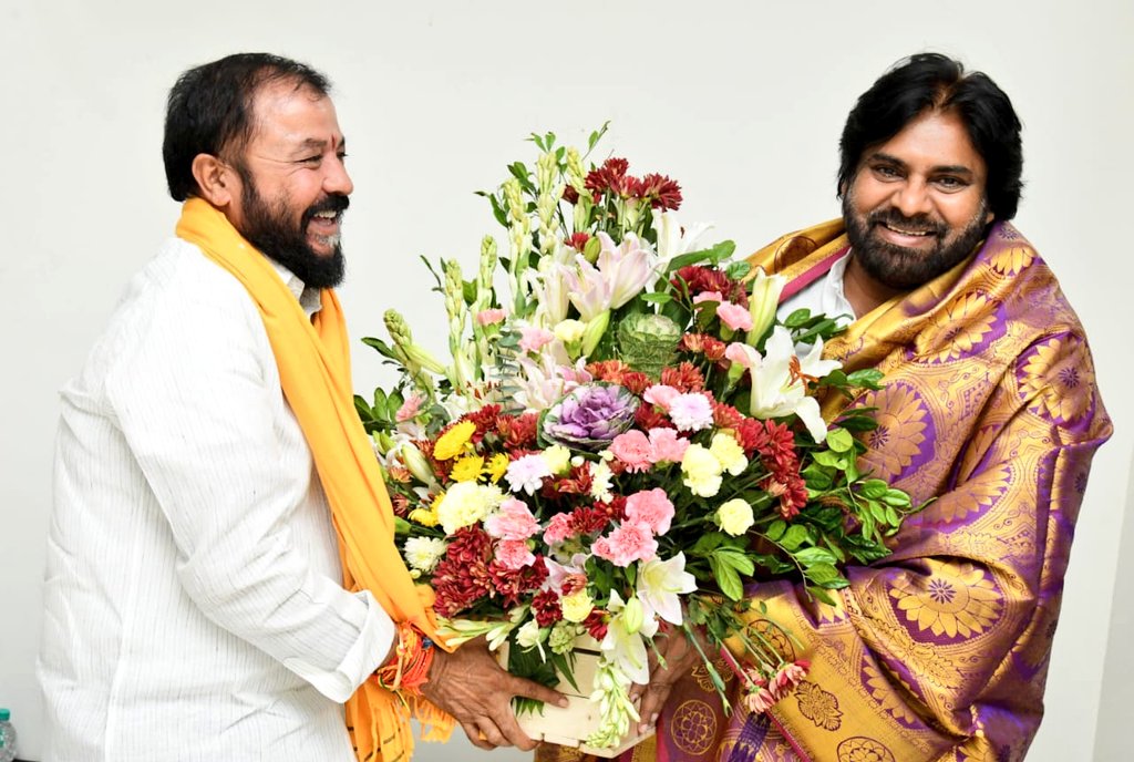 Chintamaneni Prabhakar (@chintamanenitdp) on Twitter photo ఆంధ్రప్రదేశ్ ఉపముఖ్యమంత్రి శ్రీ కొణిదెల పవన్ కళ్యాణ్ గారిని మర్యాదపూర్వకంగా కలిసి వారికి శుభాకాంక్షలు తెలియజేయడం జరిగింది
#ChintamaneniPrabhakar
#PawanKalyan
<a href="/JanaSenaParty/">JanaSena Party</a> <a href="/PawanKalyan/">Pawan Kalyan</a> ఆంధ్రప్రదేశ్ ఉపముఖ్యమంత్రి శ్రీ కొణిదెల పవన్ కళ్యాణ్ గారిని మర్యాదపూర్వకంగా కలిసి వారికి శుభాకాంక్షలు తెలియజేయడం జరిగింది
#ChintamaneniPrabhakar
#PawanKalyan
<a href="/JanaSenaParty/">JanaSena Party</a> <a href="/PawanKalyan/">Pawan Kalyan</a>