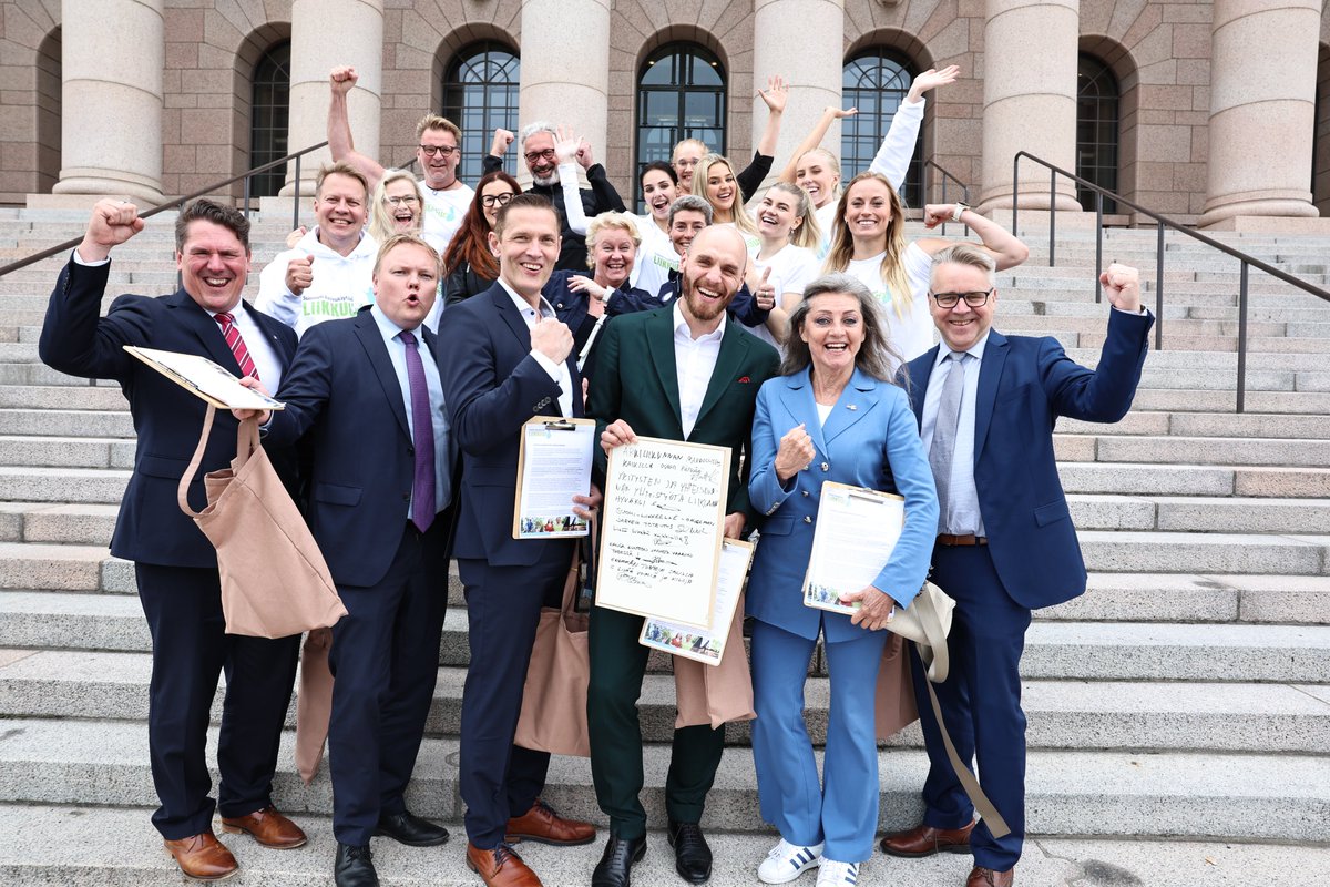 Lähes 400km juoksemisen, pyöräilyn, kävelyn ja melomisen jälkeen #kasvukäytäväliikkuu -tempaus päättyi tänään kun viestikapula luovutettiin Eduskuntatalolle 🚴‍♂️🏃‍♀️🚣‍♀️ Kiitos kaikille tempaukseen osallistuneille! 🏆✨
suomenkasvukaytava.fi/ajankohtaista/…