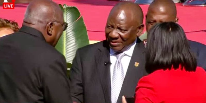 EmbassyCubaZA's tweet photo. .@SalvadorValdesM 🇨🇺 greets South African President @CyrilRamaphosa 🇿🇦 at the #PresidentialInauguration2024 and conveys his best wishes for this 7th administration.
#CubaSA30
#SACubaRelations https://t.co/PJtYsPoKf8