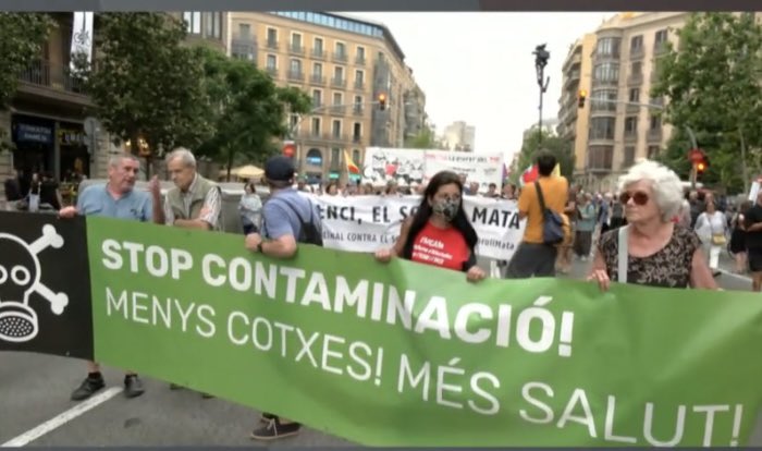 SalvemCAPSgr's tweet photo. Comença la manifestació contra l'espectacle del cap de pista del circ en què està convertint la ciutat.
👉🏼@jaumecollboni 

#ForaFormulaFum https://t.co/xzaoQDV8z5