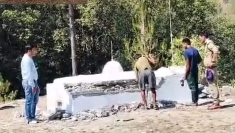 कट्टरपंथी मुसलमानों का दुस्साहस..!

ध्वस्तीकरण के बाद फिर से बना दी पहाड़ के जंगल में अवैध मजार।

उत्तराखंड के बीरूखाल में गांव लंगचोरी के पास मजार को फिर से प्रशासन ने कराया ध्वस्त।