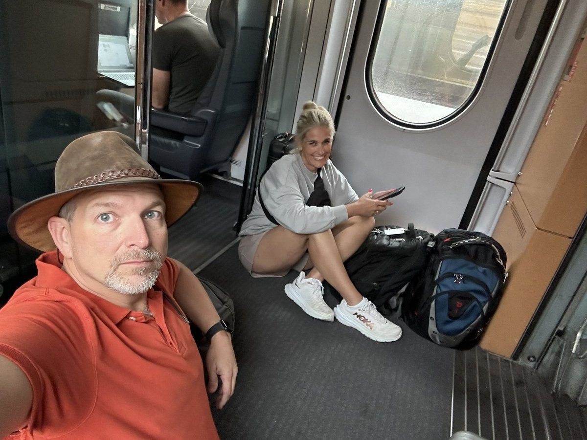 dmbyte's tweet photo. @DB_Bahn  Is this where I’m supposed to be sitting when I paid 600 Euro for a 2 first class seats from Berlin to Frankfurt? https://t.co/cTpS3f13Bg