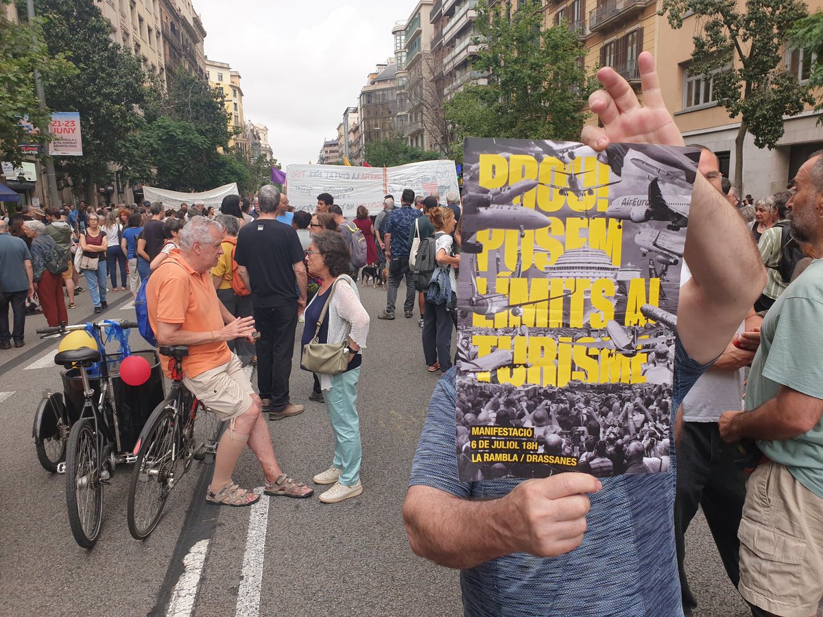 AssBarrisDT's tweet photo. A la mobilització #ForaFórmulaFum, contra l'insult de l'automobilisme a la ciutat i arreu la Copa Amèrica i tot macroesdeveniment turistitzador i elitista.
I fent crida a la manifestació unitària #PosemLímitsAlTurisme del 6 de juliol.
#DecreixementTurístic JA! https://t.co/bTJoytGu8P