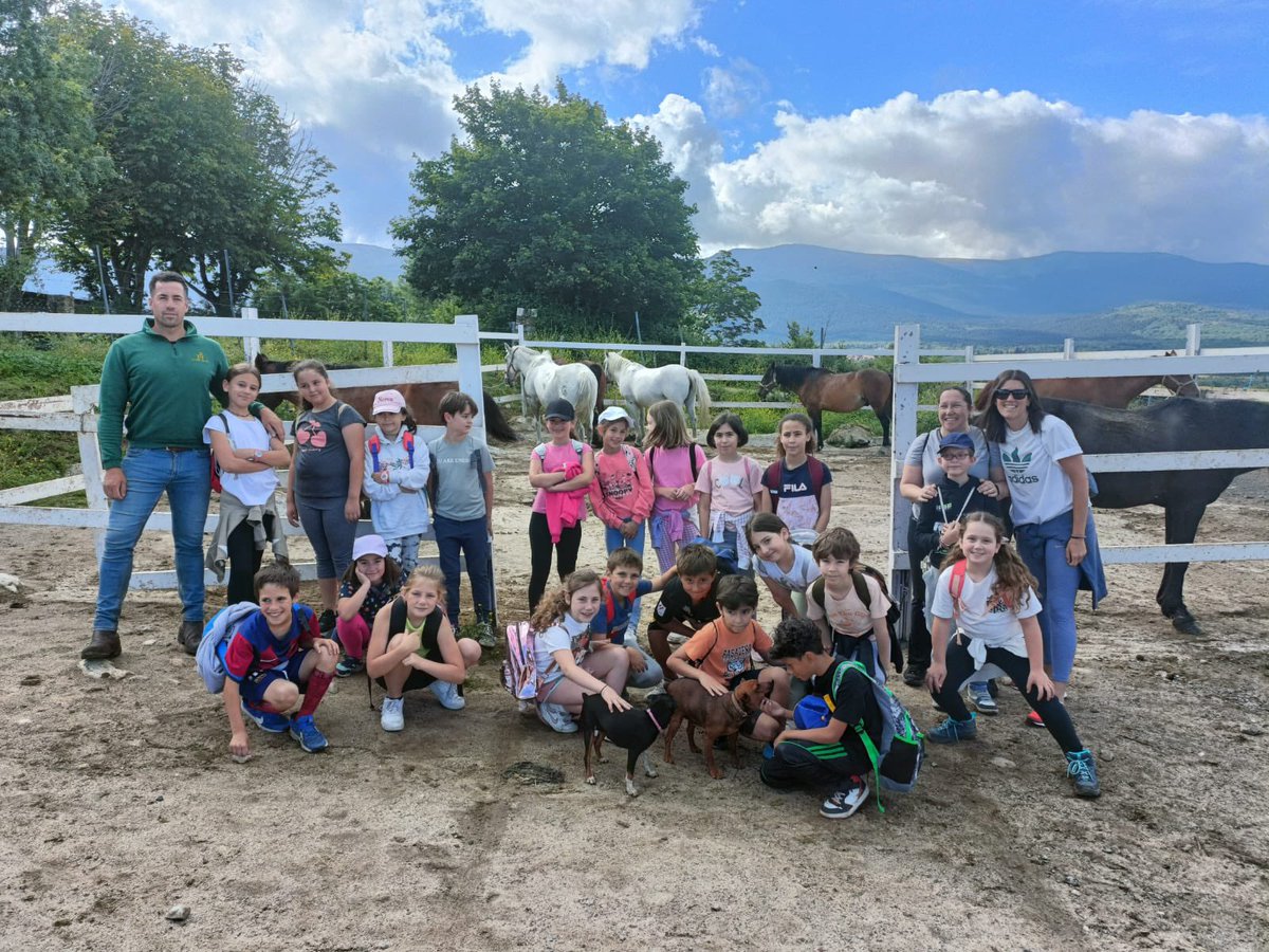 Hoy nuestro alumnado de 3° ha estado en el  @picadero_herranz pasando una fantástica mañana disfrutando con los caballos.
Muchas gracias por ofrecernos esta experiencia.