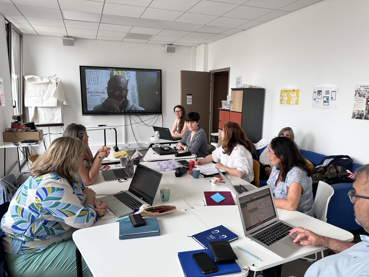 Le groupe de #recherche  « voies de professionnalisation et transformations des pratiques pédagogiques à l’ISFEC  se réunissait autour de l’équipe du CIRNEF et  a pu :  
👉Arrêter la problématique
👉Définir les hypothèses
👉Choisir les premiers outils de recherche 
#formation