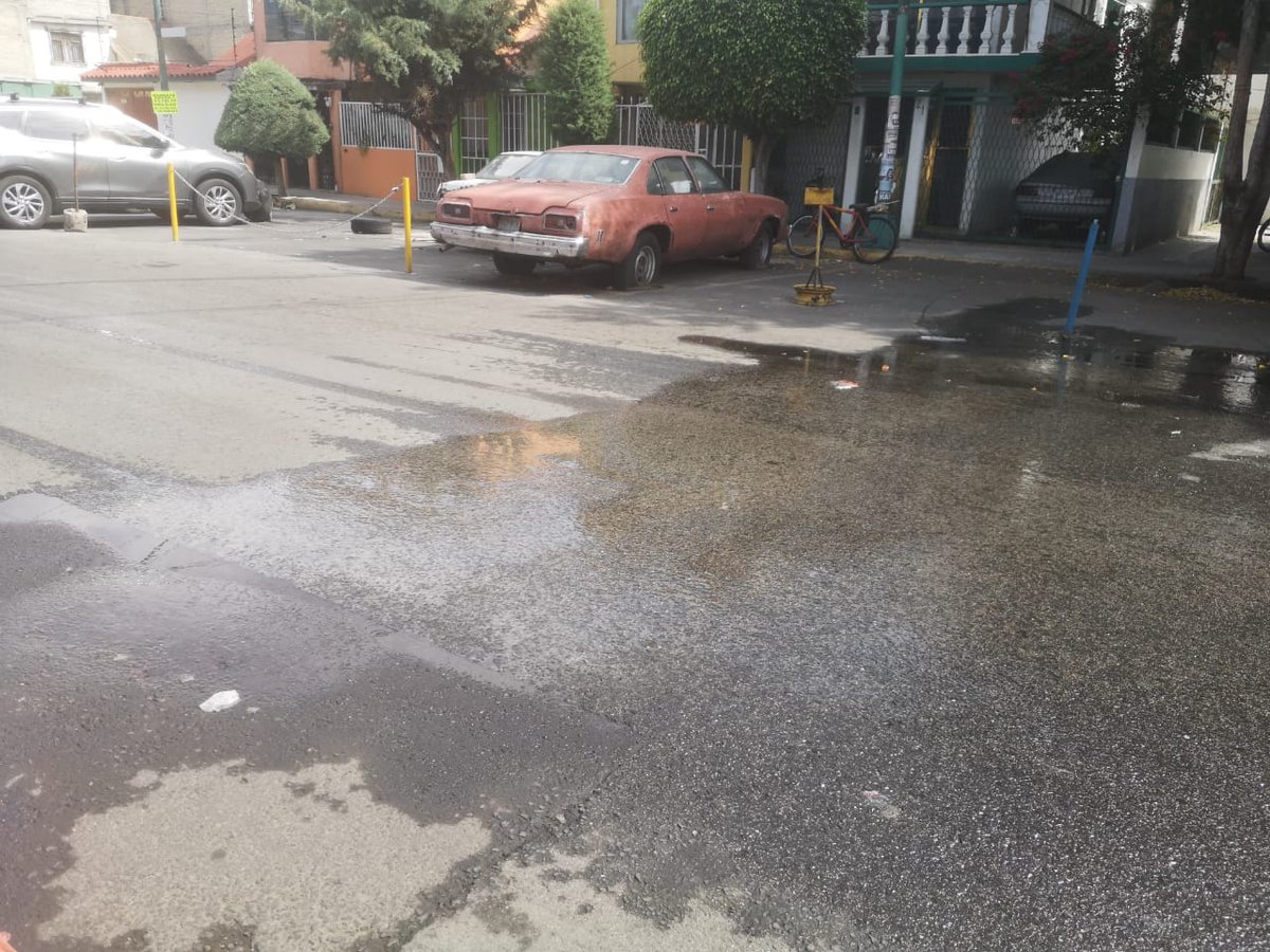 lunezz's tweet photo. #fugaDeAgua @SacmexCDMX @SACM_Oficial en la calle de Zempoaltecas 444 en @AzcapotzalcoMx cerca del metro aquiles serdán. #UrgentHelp https://t.co/02BxwNIJKh