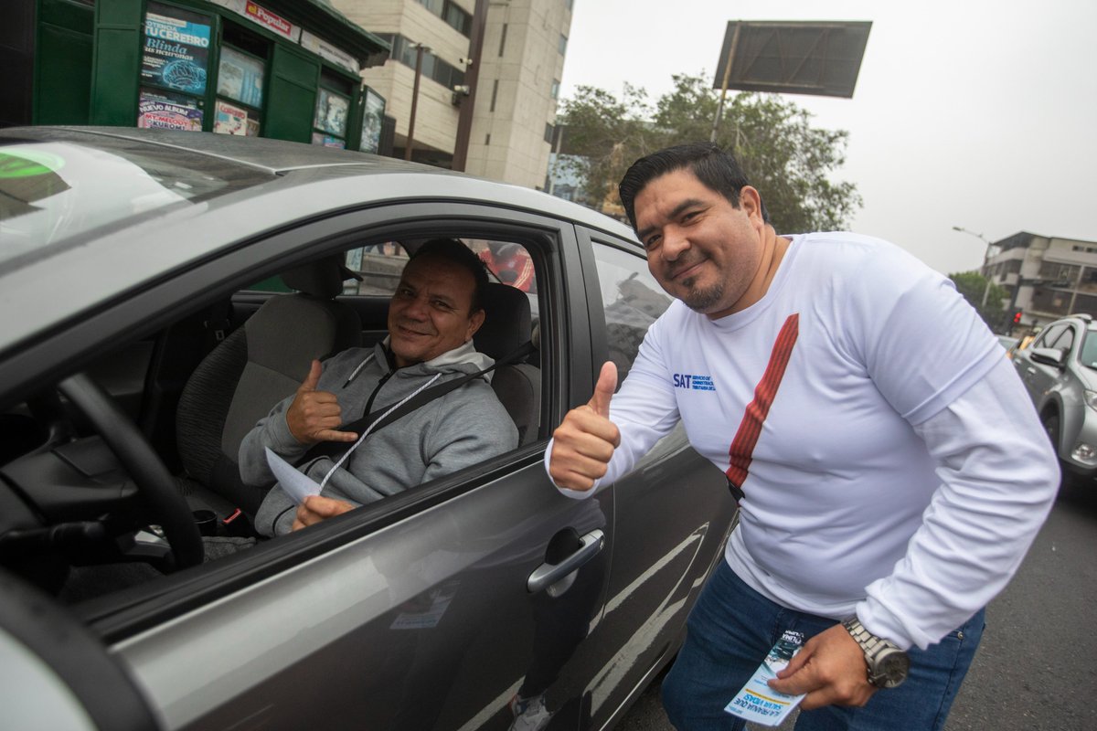 MuniLima's tweet photo. ¡El SAT lanzó La franja que salva vidas, ante la fiebre de la Copa América! ⚽️🚘🇵🇪
Esta campaña estuvo en la av. Bolivia con Paseo de la República, donde se concientizó a los conductores sobre la importancia del uso responsable del cinturón de seguridad. https://t.co/dVGyxzTr63